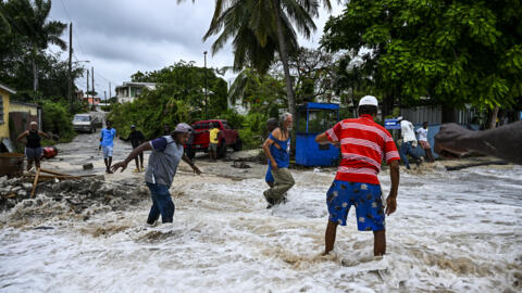 شارع غمرته المياه في سانت جيمس، على الساحل الغربي لبربادوس بعد مرور إعصار "بيريل"، 1 يوليو 2024.