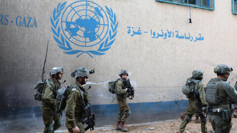 جنود إسرائيليون قبالة مقر رئاسة وكالة غوث وتشغيل اللاجئين الفلسطينيين "أونروا" في غزة، 8 فبراير 2024.