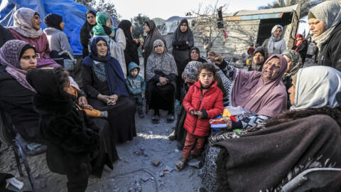 نساء وأطفال فلسطينيون في دير البلح وسط قطاع غزة 2 مارس 2024.