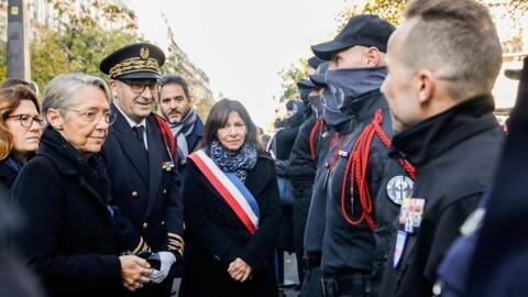 رئيسة الوزراء الفرنسية إليزابيث بورن، حاكم شرطة باريس لوران نونيز، وعمدة باريس آن هيدالغو، خلال إحياء ذكرى ضحايا اعتداءات 13 نوفمبر 2015 في باريس. فرنسا في 13 نوفمبر/تشرين الثاني 2022.