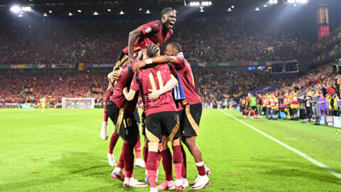 الشياطين الحمر يحتفلون بالهدف الثاني لفريقهم خلال مباراة كرة القدم في بطولة أمم أوروبا ضد رومانيا على ملعب كولونيا بألمانيا، في 22 يونيو/حزيران 2024.