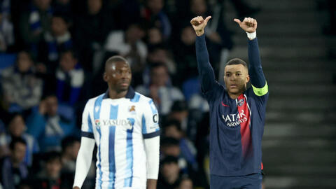 L'attaquant français Kylian Mbappe célèbre son but inscrit à la 15e minute du match contre la Real Sociedad à Saint-Sébastien qui permet au PSG de mener 1-0.