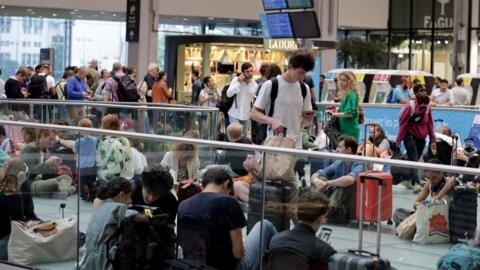 Des passagers contraints d'attendre leurs trains gare Montparnasse, à Paris, le 26 juillet, après une série d'incendies criminels sur le réseau TGV.