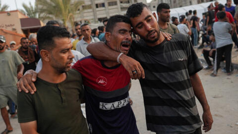 Des Palestiniens pleurent la mort de proches devant l'hôpital Nasser à Khan Younès, dans le sud de la bande de Gaza, le 22 juillet 2024.