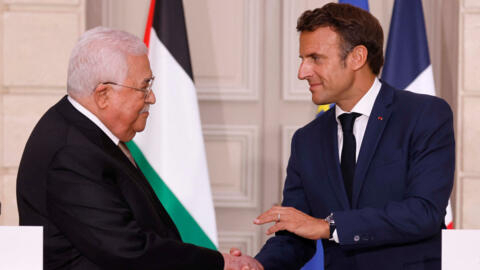 الرئيس الفرنسي إيمانويل ماكرون يصافح رئيس السلطة الفلسطينية محمود عباس خلال مؤتمر صحفي بقصر الإليزيه. باريس في 20 يوليو/تموز 2022.