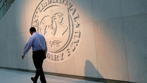 شعار صندوق النقد الدولي خارج مبنى المقر الرئيسي في واشنطن بالولايات المتحدة. 