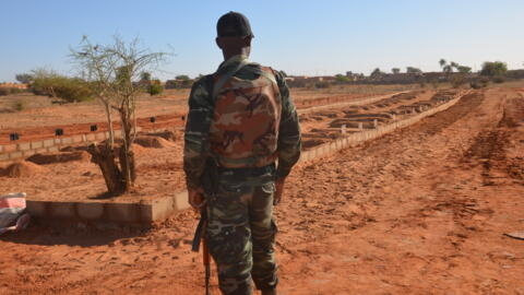 A Niger soldier, here next to the graves of soldiers killed before the arrival of the Leaders of the G5 Sahel nations in Niamey, on December 15, 2019.