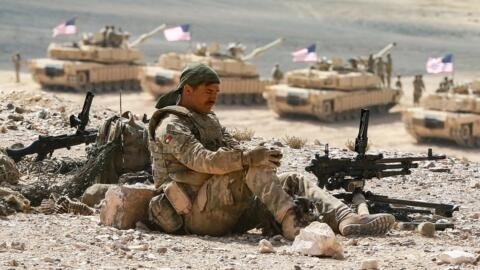 جندي أمريكي يشارك في مناورة "الأسد المتأهب" العسكرية المتعددة الجنسيات. محافظة الزرقاء، 85 كيلومترا شمال شرق العاصمة الأردنية عمان في 14 سبتمبر/أيلول 2022.