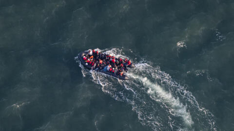Photo aérienne prise le 16 septembre 2023 depuis un avion de la Police aux frontières montrant des migrants à bord d'un canot pneumatique en direction du Royaume-Uni.