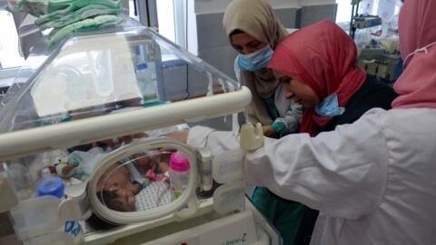 مسعفات فلسطينيات يقدمن الرعاية للأطفال الخدج الذين تم إجلاؤهم من مستشفى الشفاء إلى مستشفى الإمارات في رفح بجنوب قطاع غزة، في 19 تشرين الثاني/نوفمبر 2023.