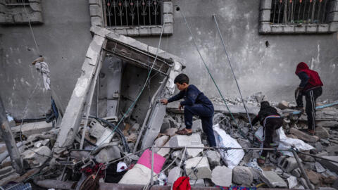 Des enfants inspectent les dégâts causés par les bombardements israéliens à Rafah, dans le sud de la bande de Gaza, le 29 décembre 2023.