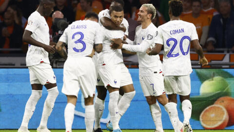 Kylian Mbappé célèbre son second but entouré de ses coéquipiers lors du match de qualification entre la France et les Pays-Bas en vue de l'Euro-2024.