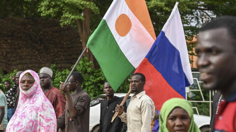 داعمون للمجلس العسكري الحاكم يلوحون بأعلام نيجرية وروسية 