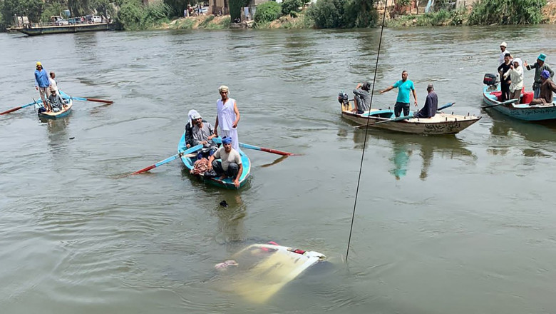 Cel puţin 10 morţi în Egipt după ce un microbuz a căzut de pe feribot în Nil