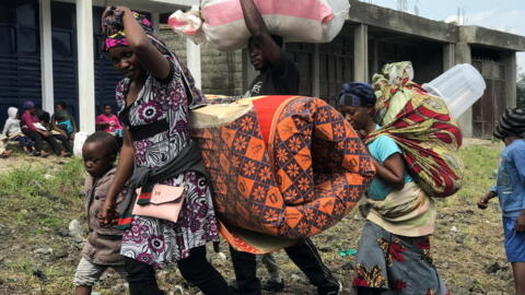 Une famille congolaise fuit la zone de Goma, sous la menace du volcan Nyiragongo, le 27 mai 2021.