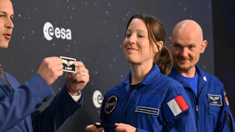 Александр Герст (справа), астронавт Европейского космического агентства (ESA), вручает Софи Адено её новую нашивку космонавта ЕКА во время церемонии вручения дипломов, состоявшейся 22 апреля 2024 года в Европейском космическом центре (EAC) в Кельне.