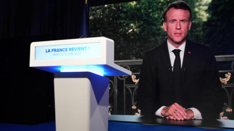 2024年6月9日，法国总统马克龙在欧洲选举初步结果公布后发表电视讲话，宣布解散法国国民议会。这次选举，马克龙的执政党复兴党遭遇惨败，而极右翼国民联盟取得大胜。
