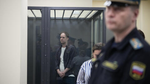 Le journaliste du Wall Street Journal Evan Gershkovich se tient dans une cage de verre dans une salle d'audience de la première cour d'appel de juridiction générale à Moscou, Russie, mardi 23 avril 2024.