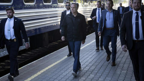 O secretário de Estado dos EUA, Antony Blinken, ao centro, caminha para embarcar em um trem da Ferrovia Ucraniana na estação ferroviária de Przemysl Glowny, na Polônia, na segunda-feira, 13 de maio de 2024.
