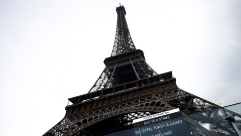 "Devido a uma greve, a Torre Eiffel está fechada. Pedimos desculpas", diz uma placa em frente à Torre Eiffel em Paris, em 19 de fevereiro de 2024.