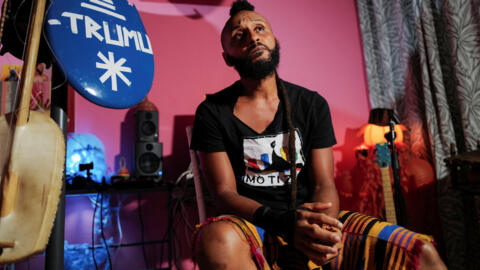 [Image d'illustration] Wanlov, le Kubolor, 43 ans, musicien et militant des droits LGBT, s'entretenant avec Reuters dans son studio alors que la signature du projet de loi anti-LGBT du Ghana retarde la loi à Accra, Ghana le 21 mars 2024.