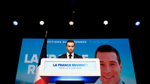 法国极右翼国民联盟在欧洲议会选举中大胜，图为该党主席乔丹-巴尔德拉在胜利后发表讲话。