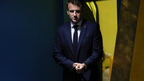 O presidente francês, Emmanuel Macron, ameaçou dissolver a Assembleia Nacional para aprovação de sua reforma da previdência, mas enfrenta a oposição e greves.