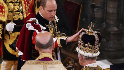 Thái tử William chạm vào vương miện St Edward trên đầu vua Charles III trong buổi lễ đăng quang tại Tu viện Westminster, Luân Đôn, Anh, ngày 06/05/2023.