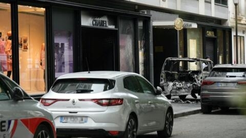 Carro incendiado após atacar vitrine de loja da Chanel.