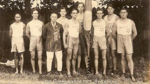 Equipe de Atletismo do Brasil participante dos Jogos Olímpicos de Paris. Alfredo Gomes, à esquerda, é o primeiro brasileiro negro a disputar uma Olimpíada