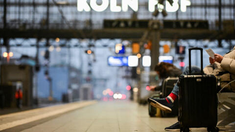 Imagem de ilustração mostra passageiros à espera de trens na estação de Colônia, Alemanha, 12/01/24.