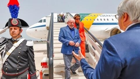 O presidente Lula desembarcou em Roma nesta terça-feira (20), ao lado da primeira-dama Janja.
