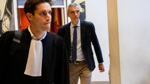 Le commissaire de police français Grégoire Chassaing (à droite) quitte la salle d'audience du palais de justice de Rennes, avec son avocat Louis Cailliez, le 20 septembre 2024. Il a été relaxé à la fin de son procès sur les accusations d'homicide involontaire pour la mort de Steve Maia Caniço, en 2019, lors d'une opération de police qu'il dirigeait.