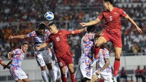 Ảnh tự liệu:Các cầu thủ tuyển quốc gia Việt Nam (áo đỏ) trong trận gặp Philippines, tại vòng loại khu vực châu Á cho World Cup 2026, ngày 16/11/2023, Manila, Philippines.