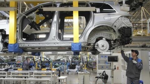 2024年3月，一名工人在中国江苏省常州的一家汽车工厂组装一辆SUV汽车。