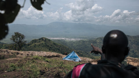 Un soldat des FARDC (Forces armées de la RDC) à une position militaire de première ligne dans la ville de Kibirizi, contrôlée par la rébellion du M23, dans la province du Nord-Kivu, à l'est de la République démocratique du Congo, le 14 mai 2024.