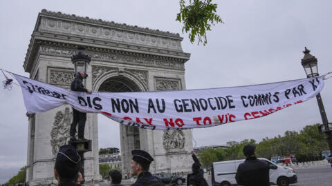 Biểu ngữ do các nhà hoạt động ủng hộ Tây Tạng dựng lên để phản đối chuyến thăm Pháp của chủ tịch Trung Quốc Tập Cận Bình, cạnh Khải Hoàn Môn, Paris, Pháp, ngày 04/05/2024.