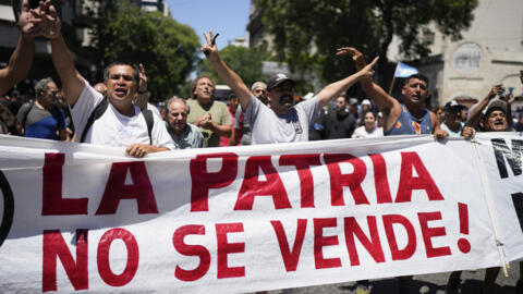 Buenos Aires, 24 de janeiro de 2023. "O país não está à venda": manifestantes marcham em direção ao Congresso para protestar contra o programa de reformas de Javier Milei.