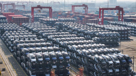 2024 年 2 月 8 日，中国制造商比亚迪生产的电动汽车在苏州港（江苏，东部）。