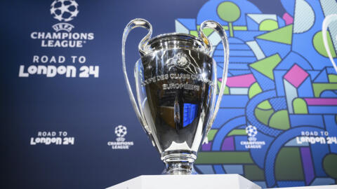 Chiếc cúp vô địch Champions League được bày tại lễ bốc thăm  chia cặp đấu tứ kết UEFA Champions League 2023/24, tại trụ sở UEFA, Nyon, Thụy Sĩ, ngày 15/03/2024.