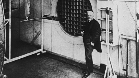 O engenheiro francês Gustave Eiffel em seu laboratório de pesquisas na França.