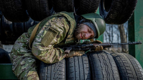 Украинский волонтер проходит тренировку в Киевской области, 5 марта 2024.