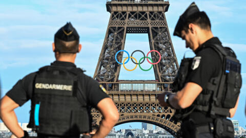 2024巴黎奥运期间，将有四十几个国家的保安力量应邀前来，协助法国保证奥运期间的安全。图片摄于2024年6月24日埃菲尔铁塔脚下。
