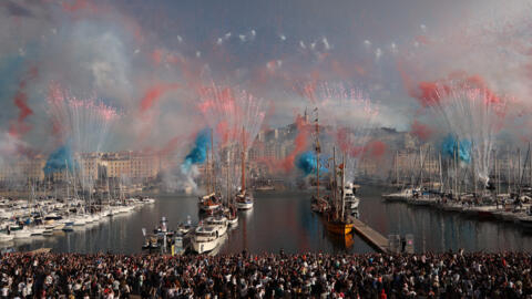 Marselha celebra a chegada da Chama Olímpica