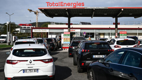 Motoristas aguardam na fila para abastecer em um posto de combustíveis da TotalEnergies perto de Lyon, no centro-leste da França, em 10 de outubro de 2022.