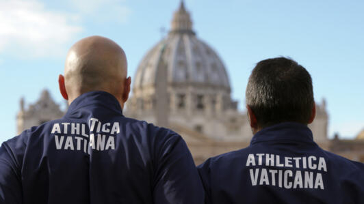Các vận động viên của đội Athletica Vatican trước Vương cung thánh đường Thánh Phêrô, tại Vatican. Ảnh ngày 10/01/2019.
