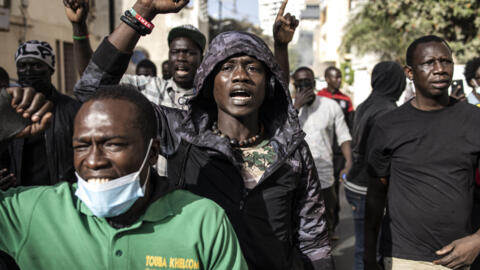 Manifestantes diante da Assembleia Nacional em Dakar, em 5 de fevereiro de 2024. 