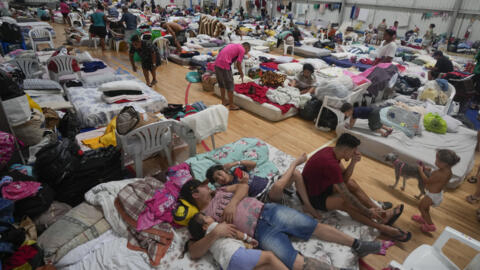 Pessoas desabrigadas em um ginásio de Canoas (RS), em 8 de maio de 2024.