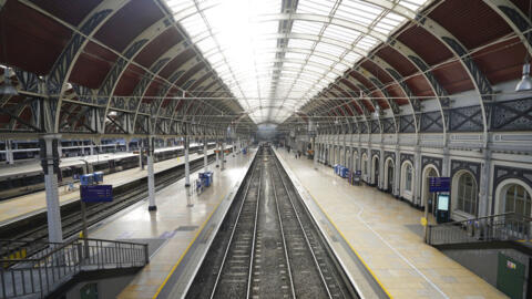 Estação de Paddington, em Londres, vazia neste sábado (1°) devido à greve dos trabalhadores do setor ferroviário no Reino Unido.