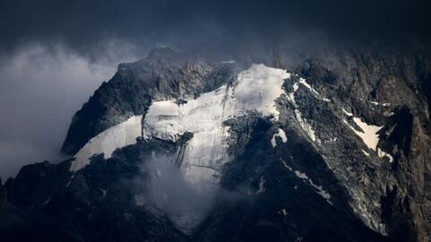 Cette photo prise le 30 juillet 2023 montre un glacier en recul au-dessus de Chamonix, en Haute-Savoie.